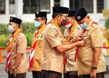Bupati Acep Terima Penghargaan Lencana Darma Bakti