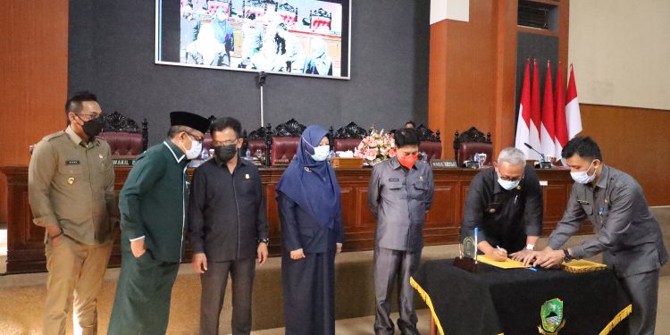 Rapat Paripurna Penandatanganan Nota Kesepakatan Perubahan Kebijakan Umum APBD (KUA) Dan Perubahan Prioritas Plafon Anggaran Sementara (PPAS) Tahun Anggaran 2021