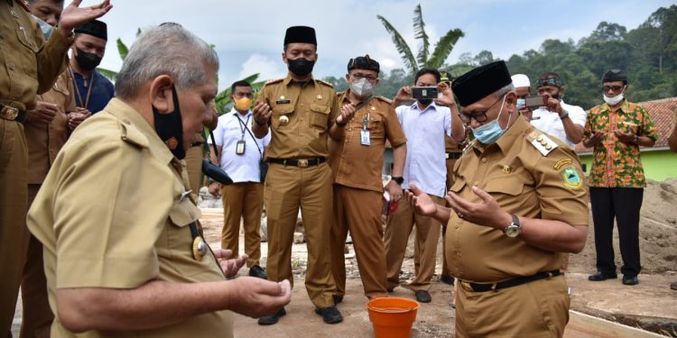 Bupati Lakukan Peletakan Batu Pertama Pembangunan Masjid Darussalam Desa Cibuntu