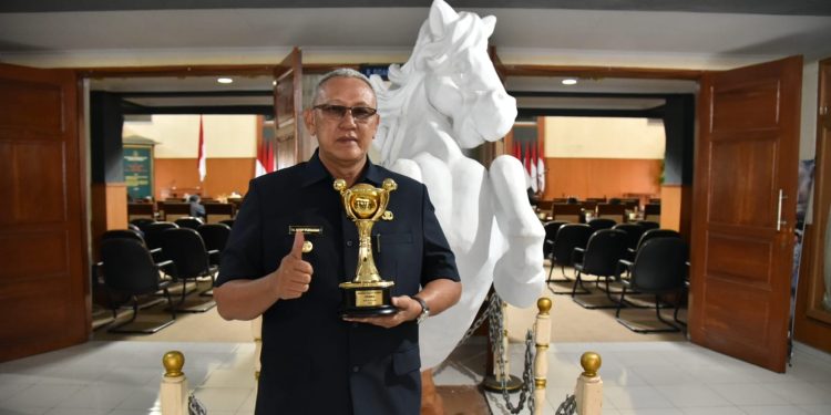 Bupati Kuningan Raih Penghargaan Anugrah Parahita Ekapraya Tahun 2021