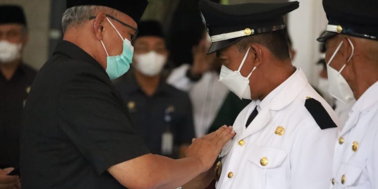 Lantik Kades, Bupati Kuningan Minta Lahirkan Karya Terbaik Untuk Desa