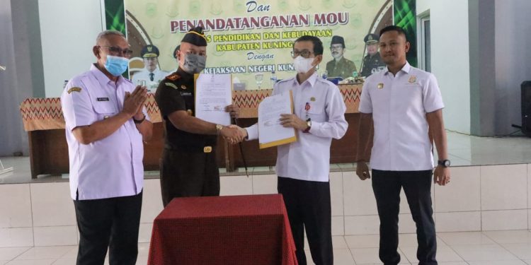 Bupati Kuningan Hadiri Sosialisasi PPDB Dan Saksikan Penandatanganan MOU/Kerja Sama Antara Dinas Pendidikan Dan Kebudayaan Dengan Kejaksaan Negeri Kuningan