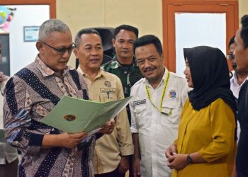 Bupati Acep Serahkan Sertifikat Untuk Tiga Desa Di Tiga Kecamatan