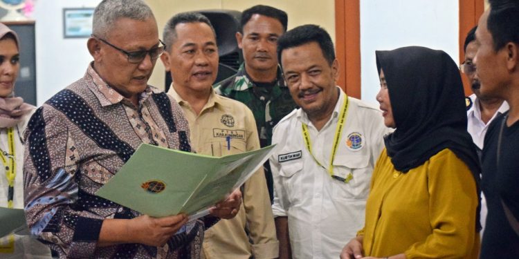 Bupati Acep Serahkan Sertifikat Untuk Tiga Desa Di Tiga Kecamatan