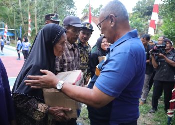 Warga Dogdog Terima Bantuan Paket Sembako