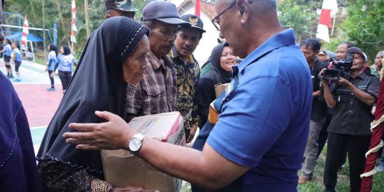 Warga Dogdog Terima Bantuan Paket Sembako