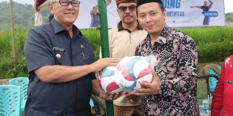Buka Kejuaraan Voli Turnamen Bola Voli Putra Tingkat SMA, Bupati Acep Harapkan Jadi Ajang Pembinaan Prestasi