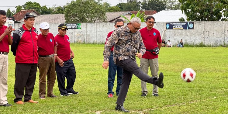 Buka Turnamen Sepakbola, Bupati berharap ciptakan atlet yang berprestasi dan membanggakan Kuningan tercinta
