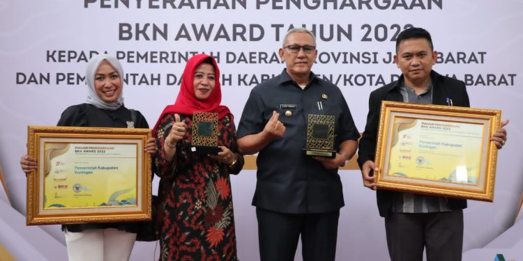 Pemkab Kuningan Raih BKN Award,  Bupati : Kado Terindah untuk Harjad Kuningan ke 524