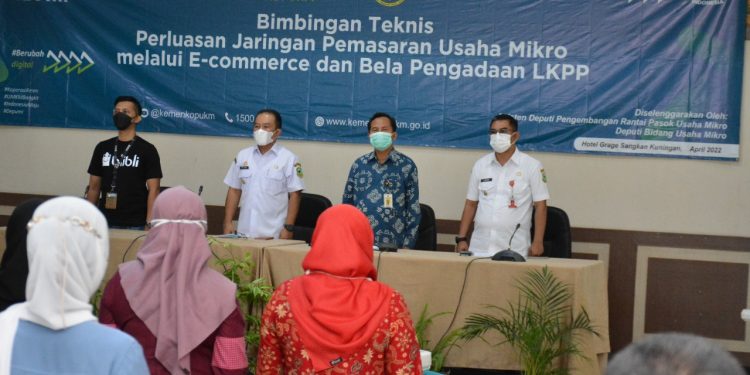 Pelaku UMKM Kuningan Berlatih Perluasan Jaringan Pemasaran Melalui E-Commerce