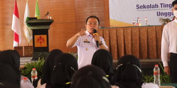 Menjadi Pemateri di PKKMB 2022 Stikes Kuningan, Sekda tegaskan ini menjadi bekal awal untuk mahasiswa cinta tanah air dan berdaya saing global