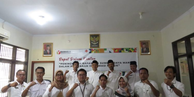 Rapat Dalam Kantor, Bawaslu Kuningan Bahas Peningkatan Pelayanan Informasi Publik