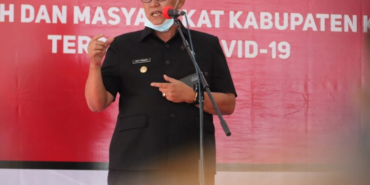 Polri Salurkan 2100 Paket Sembako Untuk Buruh Dan Masyarakat Kuningan