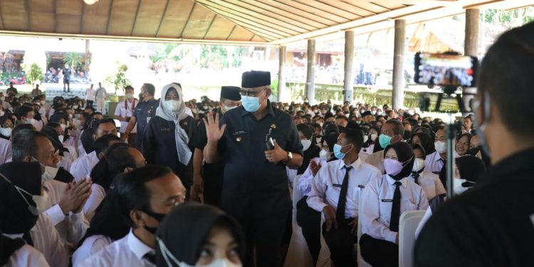 Bupati Lantik 1.042 Pegawai Pemerintah Dengan Perjanjian Kerja (P3K)