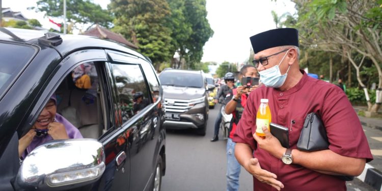 Bupati Kuningan Berbagi Takjil Selama Bulan Ramadhan