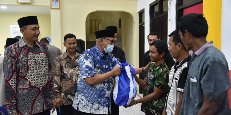 Safari Ramadhan Di Masjid Al Hidayah Dukuh Badag, Bupati Berikan Sembako Kepada Yang Sudah Vaksin