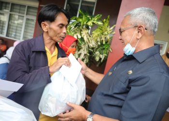 Bupati Kuningan Berikan Bingkisan Sembako Kepada Para Petugas Pasar Dan Petugas Kebersihan