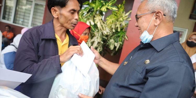 Bupati Kuningan Berikan Bingkisan Sembako Kepada Para Petugas Pasar Dan Petugas Kebersihan