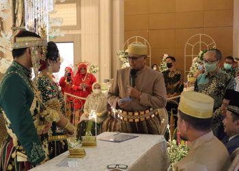 Jadi Saksi Nikah, Bupati Kuningan Serahkan “PADUKA” Kepada Kedua Mempelai