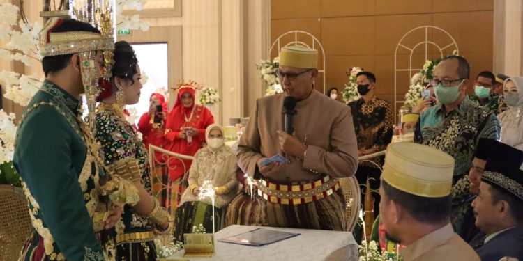 Jadi Saksi Nikah, Bupati Kuningan Serahkan “PADUKA” Kepada Kedua Mempelai