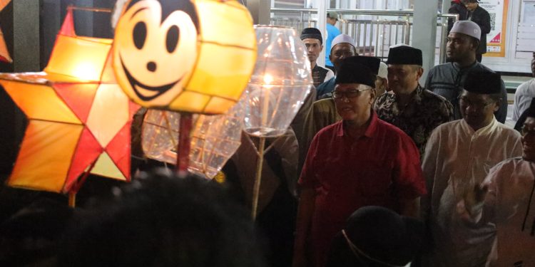 Peringati Maulid Nabi Warga Awirarangan Menggelar Pawai Lampion Keliling.