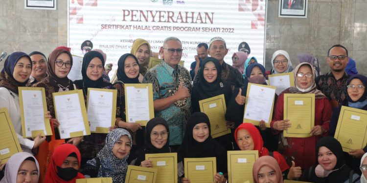 250 Pelaku Usaha Mikro Kecil (UMK) Kabupaten Kuningan Terima Sertifikasi Halal.