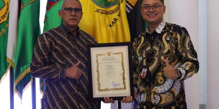 Bupati Acep Terima Penghargaan Sebagai Tokoh Literasi Digital