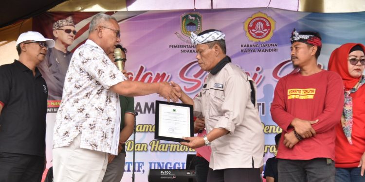 Bupati Berikan Penghargaan Lunas PBB Kepada Desa Sidaraja