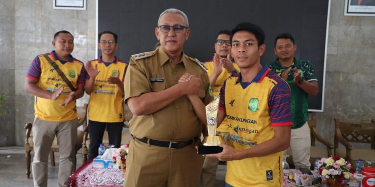 Tim Pesik dan Official Serahkan Piala Trophy, Bupati Acep Janji Akan Bantu Ringankan Biaya Kuliah dan Bantu Mencari Pekerjaan Untuk Para Pemain.