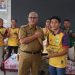 Tim Pesik dan Official Serahkan Piala Trophy, Bupati Acep Janji Akan Bantu Ringankan Biaya Kuliah dan Bantu Mencari Pekerjaan Untuk Para Pemain.