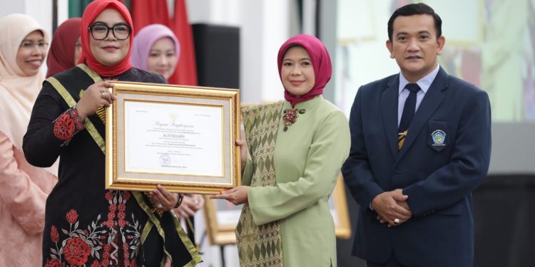 Ika Siti Rahmatika Raih Widya Dharma Utama dari Mendikbudristek