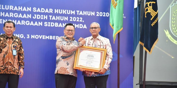 Pemkab Kuningan Terima Penghargaan Anubhawa Sasana Desa dari Kemenkumham RI.