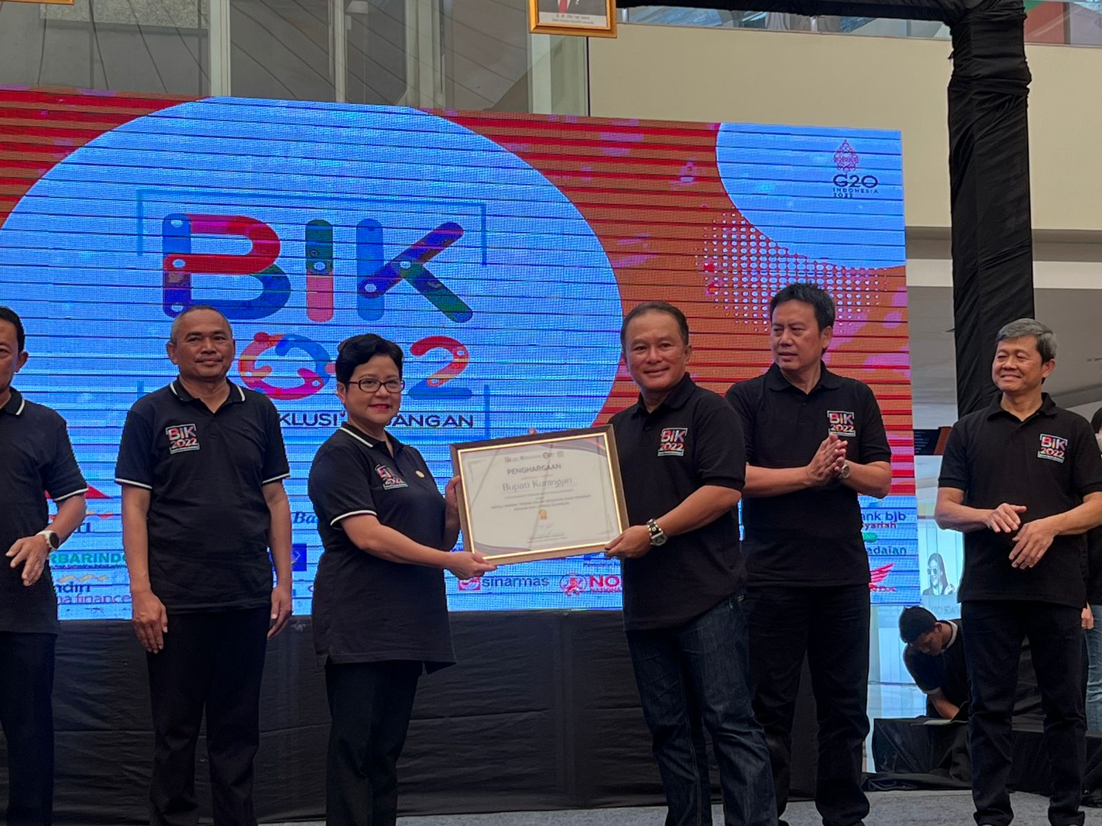 Percepatan Inklusi Keuangan, Bupati Kuningan Raih Penghargaan dari OJK ...