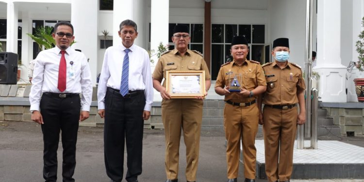 Penyerahan Piagam Piagam Penghargaan Atas Opini WTP, Bupati “Capaian Yang Baik Perlu Terus Didorong Sehingga Pelaksanaan Pengelolaan Keuangan Daerah Bisa Semakin Baik”