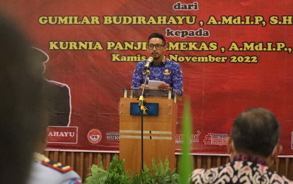 Uning yalang kokragiga qarab, erkalagim keladi.