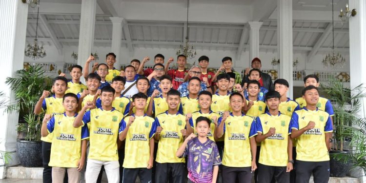 Bupati Acep Lepas 26 Atlit U17 Pesik Kuningan Bertanding di Bandung