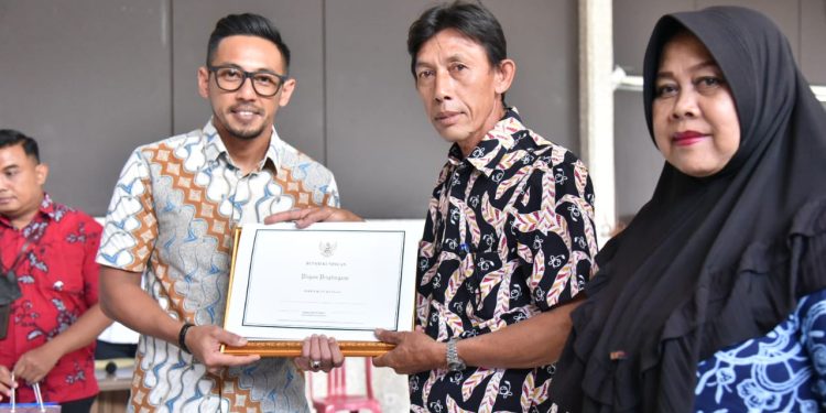 Serahkan SK Pensiun, Wabup Ridho Ingatkan Pengabdian ke Masyarakat Terus Berlanjut