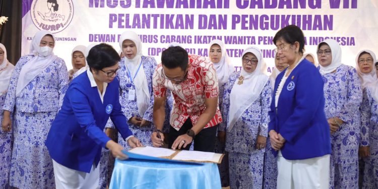 Kukuhkan Pengurus IWAPI Periode 2022 – 2027. Wabup : IWAPI Harus Mampu Berkontribusi Secara Optimal Dan Profesional