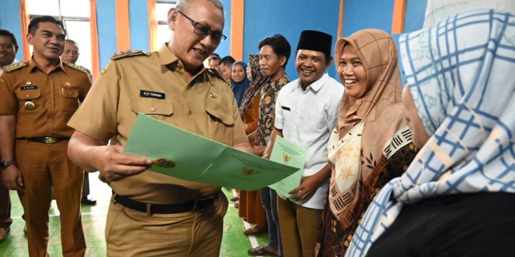 Sertipikat Program PTSL Diterima Warga Desa Mekarjaya Kecamatan Ciawigebang.