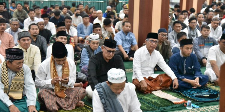 Puasa Dimulai Esok Hari, Bupati Acep Laksanakan Tarawih Pertama Disini
