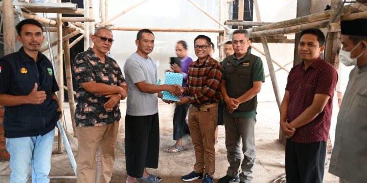 Pemerintah Kabupaten (Pemkab) Kuningan dan Perusahaan Air Minum Tirta Kamuning (PAM), menyalurkan Hibah Dana Kepada Panitia Pembangunan Masjid