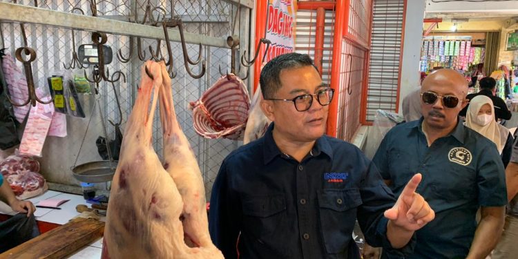 Kadis Kopdagperin Kuningan Meninjau Pasar Tradisional untuk Memastikan Ketersediaan dan Stabilitas Harga Pangan Menjelang Idul Adha