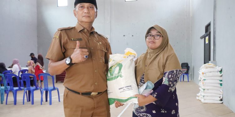 Ratusan Warga Sukamulya Terima Bantuan Pangan