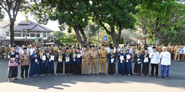 Bupati Acep Beri “Uang Kadeudeuh” Kepada Kafilah Yang Menjadi Juara MKQ Tingkat Provinsi