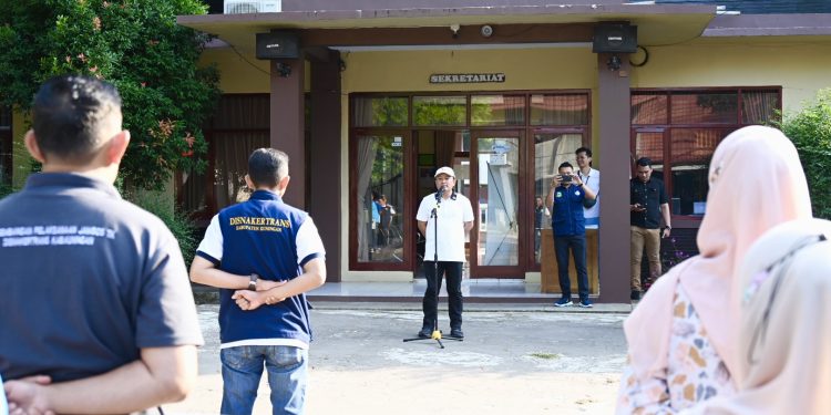 Pimpin Apel Pagi di Disnakertrans , Sekda Dian : ASN Harus Siap Hadapi Era Kecerdasan Buatan