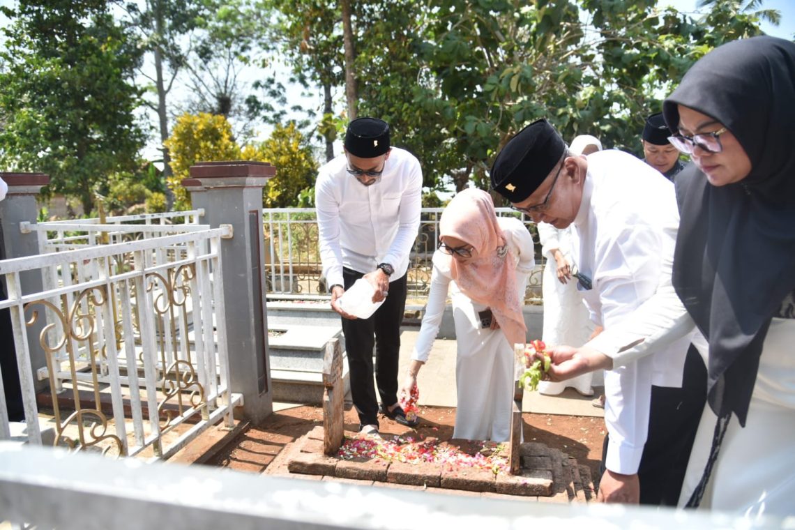 Ziarah Ke Makam Leluhur Dalam Rangkaian Hari Jadi Kuningan ke 525, Acep; Ruang Mengingat Jasa Pendahulu