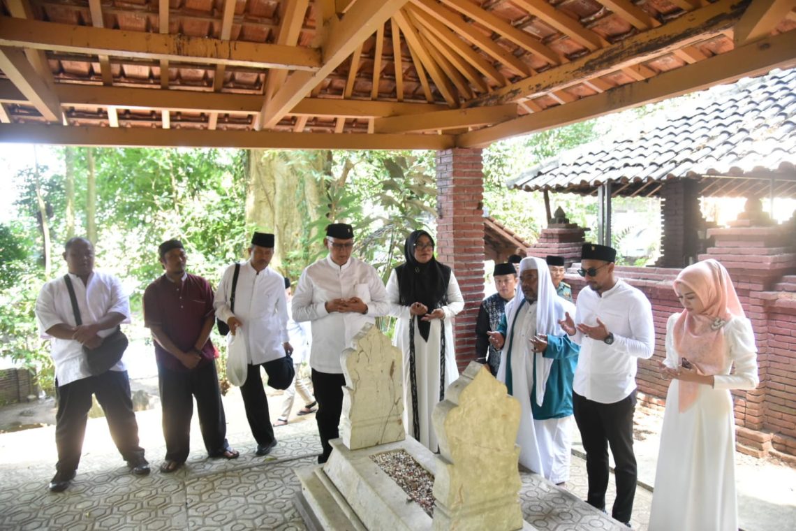 Ziarah Ke Makam Leluhur Dalam Rangkaian Hari Jadi Kuningan ke 525, Acep; Ruang Mengingat Jasa Pendahulu