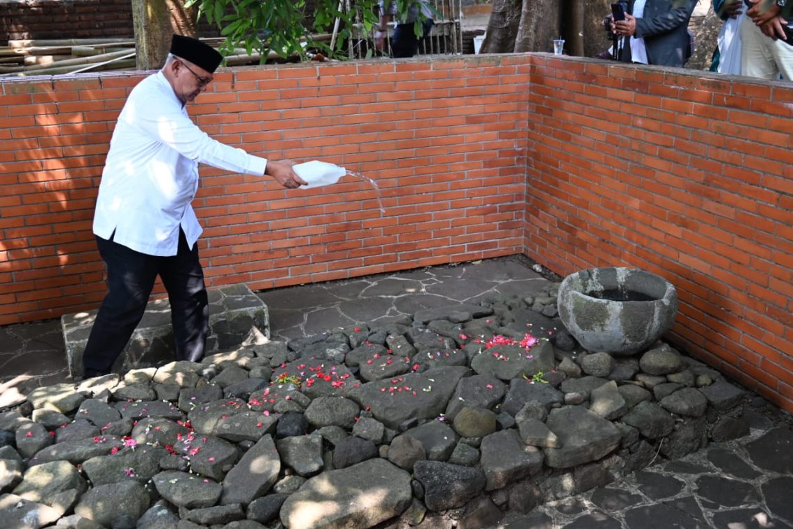 Ziarah Ke Makam Leluhur Dalam Rangkaian Hari Jadi Kuningan ke 525, Acep; Ruang Mengingat Jasa Pendahulu