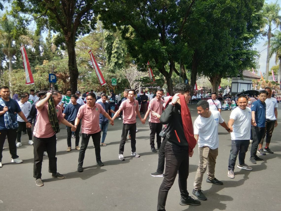 Pelaksanaan Apel Pagi, Sekda Dian Serahkan Hadiah Lomba HUT RI 78 Lingkup Setda