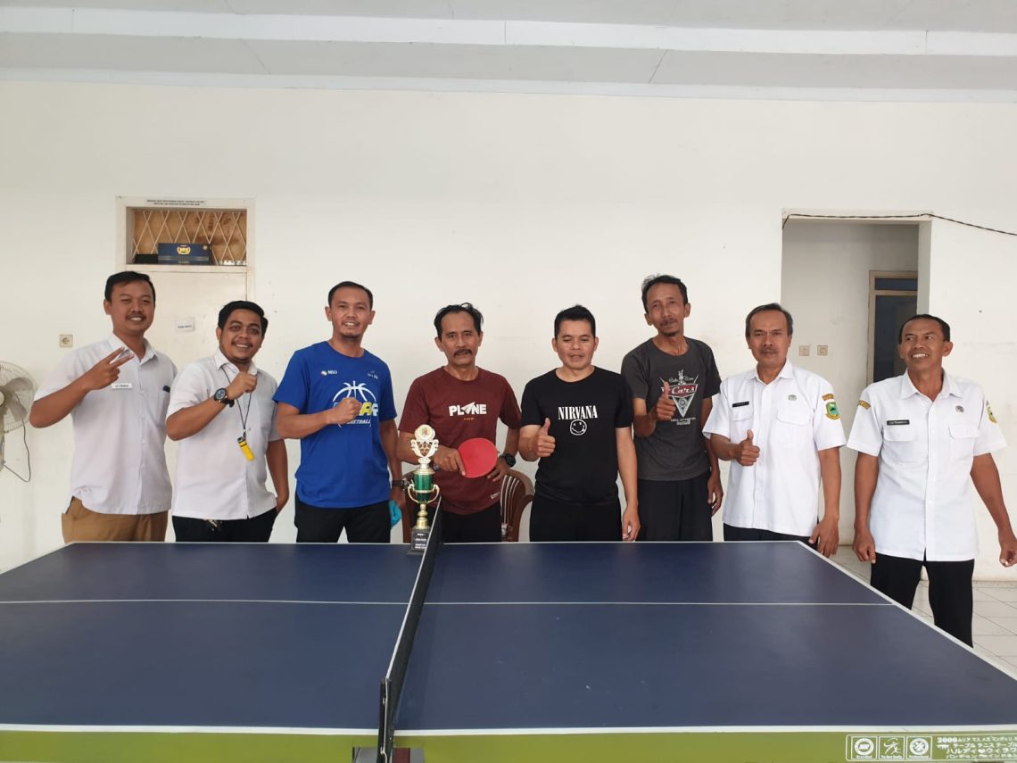 Pelaksanaan Apel Pagi, Sekda Dian Serahkan Hadiah Lomba HUT RI 78 Lingkup Setda